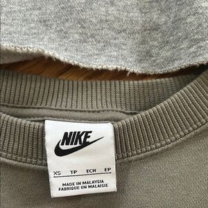 Nike crop sweatshirt pullover